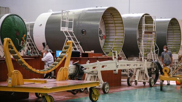 Lắp ráp tên lửa mang Soyuz-2 ở Samara. - Sputnik Việt Nam