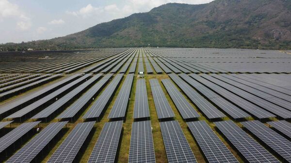 Cánh đồng pin” năng lượng mặt trời dưới chân Núi Cấm của Nhà máy điện mặt trời Sao Mai-An Giang. - Sputnik Việt Nam