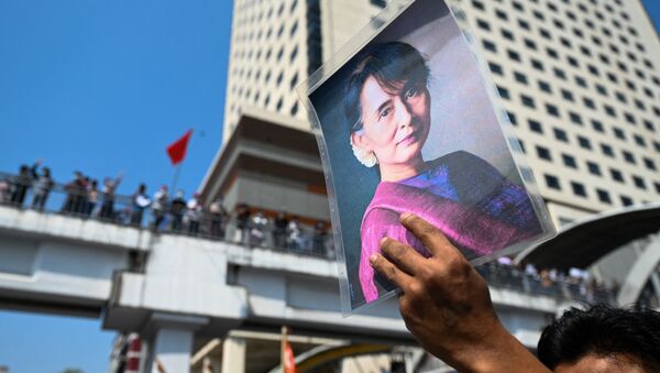 Người biểu tình mang chân dung Aung San Suu Kyi trong những cuộc biểu tình ở Yangon. - Sputnik Việt Nam