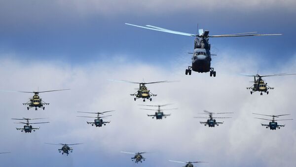 Trực thăng hạng nặng Mi-26 và trực thăng đa năng Mi-8 trong buổi diễn tập chuẩn bị cho cuộc diễu binh chiến thắng, Alabino (ngoại ô Moskva). - Sputnik Việt Nam