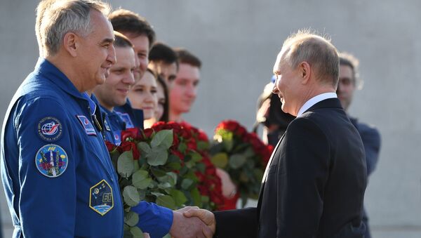 Tổng thống Nga Vladimir Putin chào mừng các thành viên của đội du hành vũ trụ Roskosmos nhân Ngày Du hành vũ trụ. - Sputnik Việt Nam