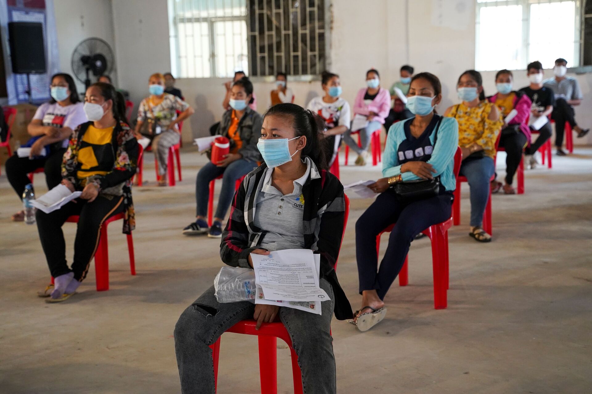 Công nhân viên nhà máy may mặc ở Phnom Penh chủng ngừa phòng bệnh covid bằng vắc xin Sinovac của Trung Quốc. - Sputnik Việt Nam, 1920, 21.12.2021