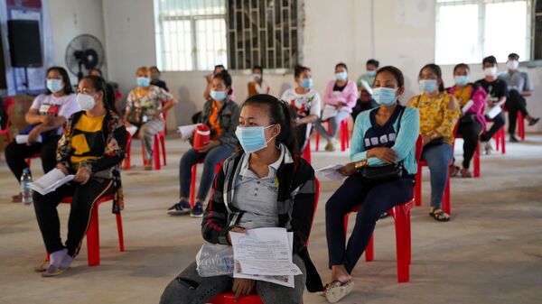 Công nhân viên nhà máy may mặc ở Phnom Penh chủng ngừa phòng bệnh covid bằng vắc xin Sinovac của Trung Quốc. - Sputnik Việt Nam