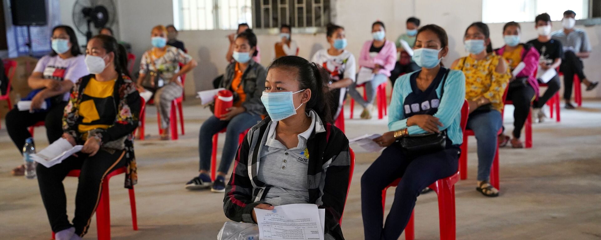 Công nhân viên nhà máy may mặc ở Phnom Penh chủng ngừa phòng bệnh covid bằng vắc xin Sinovac của Trung Quốc. - Sputnik Việt Nam, 1920, 12.04.2021