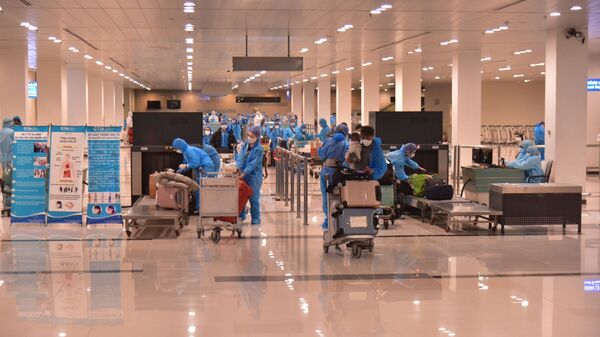 Các công dân Việt Nam từ Hàn Quốc trở về tại sân bay Cần Thơ khuya ngày 2/4.  - Sputnik Việt Nam