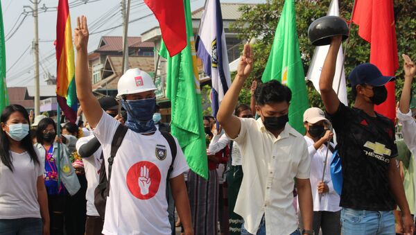 Những người tham gia biểu tình phản đối cuộc đảo chính quân sự ở Myanmar. - Sputnik Việt Nam