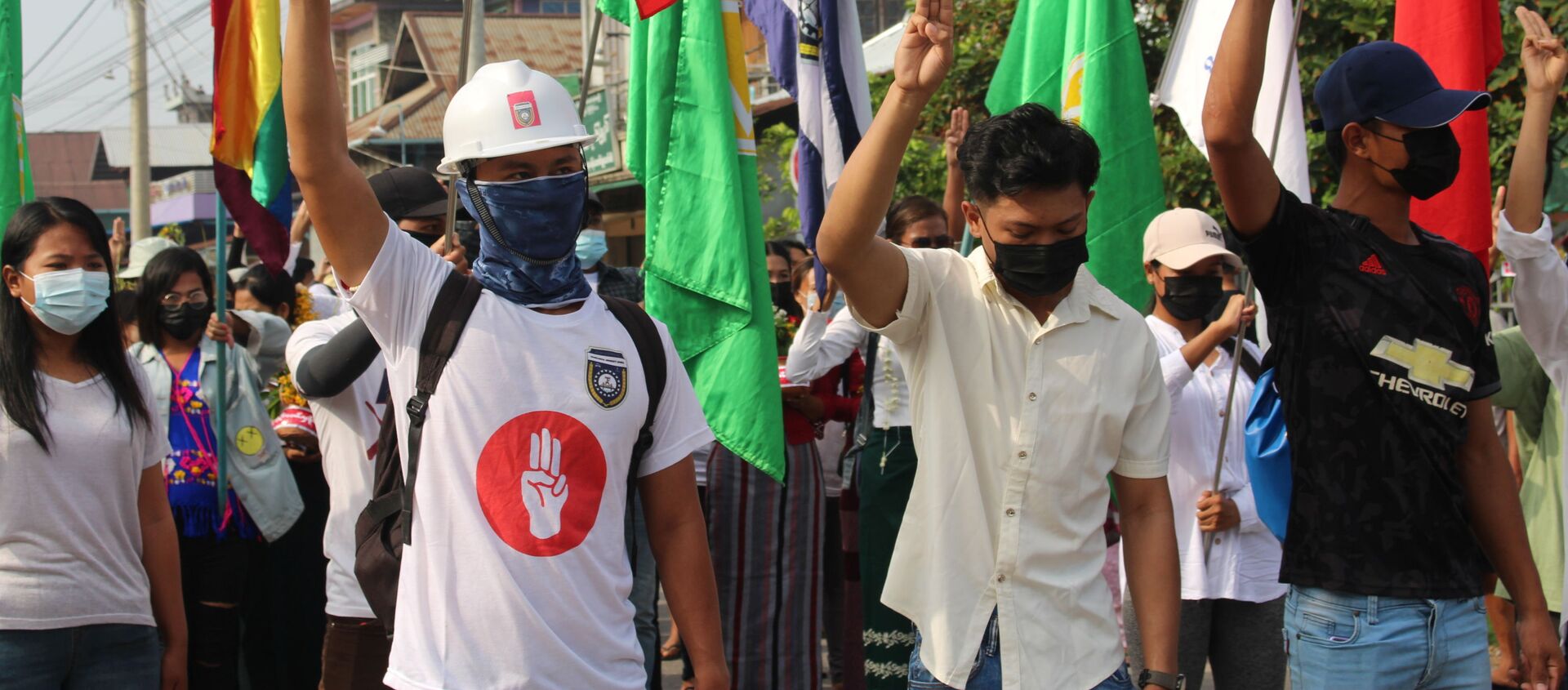 Những người tham gia biểu tình phản đối cuộc đảo chính quân sự ở Myanmar. - Sputnik Việt Nam, 1920, 13.04.2021