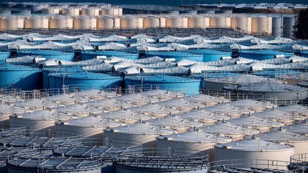 Bể chứa nước nhiễm xạ của nhà máy điện hạt nhân Fukushima. - Sputnik Việt Nam