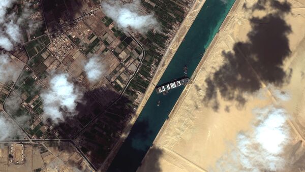 Toàn cảnh con tàu container Ever Given ở kênh đào Suez, thuộc kênh đào Suez trong bức ảnh vệ tinh Maxar Technologies chụp ngày 27/3/2021 này. - Sputnik Việt Nam