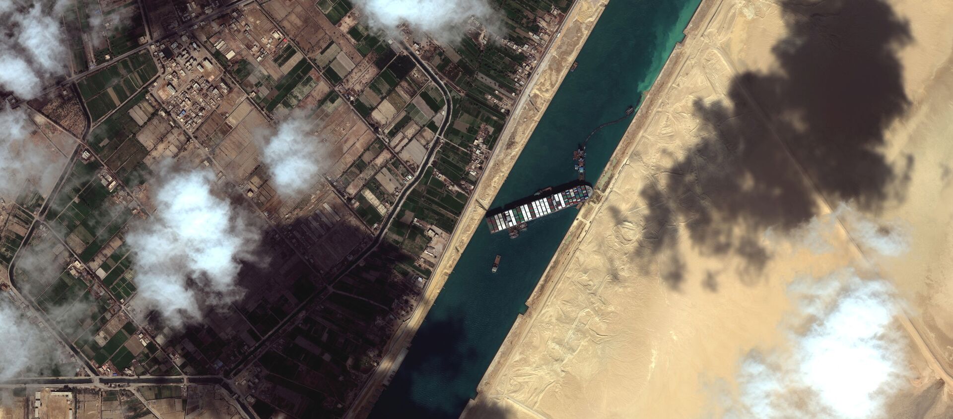 Toàn cảnh con tàu container Ever Given ở kênh đào Suez, thuộc kênh đào Suez trong bức ảnh vệ tinh Maxar Technologies chụp ngày 27/3/2021 này. - Sputnik Việt Nam, 1920, 14.04.2021