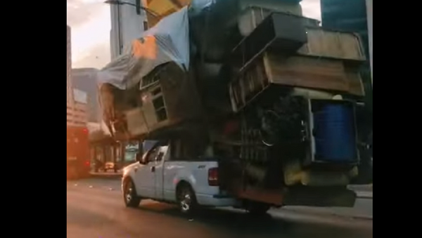 Lâu đài biết đi: Chiếc xe chở quá tải khiến người dùng liên tưởng đến bộ phim của Miyazaki - Sputnik Việt Nam