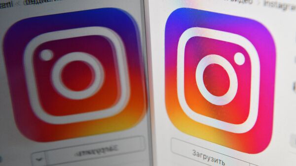 Biểu tượng mạng xã hội Instagram trên màn hình điện thoại thông minh - Sputnik Việt Nam