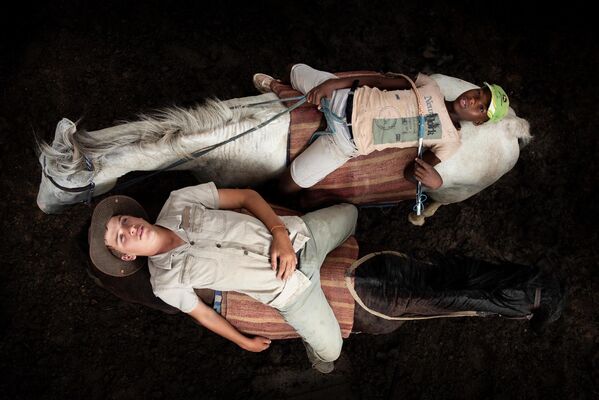 Tác phẩm “HW và Olwethu sau một ngày dài chăn ngựa” của nhiếp ảnh gia Nam Phi Coenraad Heinz Torlage, đoạt giải Nhiếp ảnh gia sinh viên của năm tại cuộc thi Sony World Photography Awards 2021  - Sputnik Việt Nam