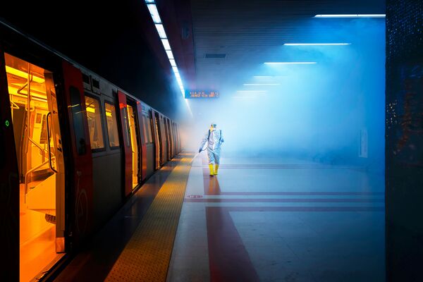Tác phẩm “Khử trùng” của nhiếp ảnh gia Thổ Nhĩ Kỳ F.Dilek Uyar, đoạt giải hạng mục Nhiếp ảnh đường phố tại Cuộc thi Mở rộng Sony World Photography Awards 2021  - Sputnik Việt Nam