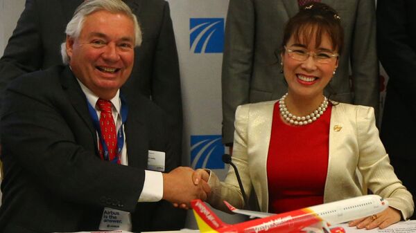 Bà Nguyễn Thị Phương Thảo và John Leahy, Giám đốc điều hành khách hàng của Airbus. - Sputnik Việt Nam