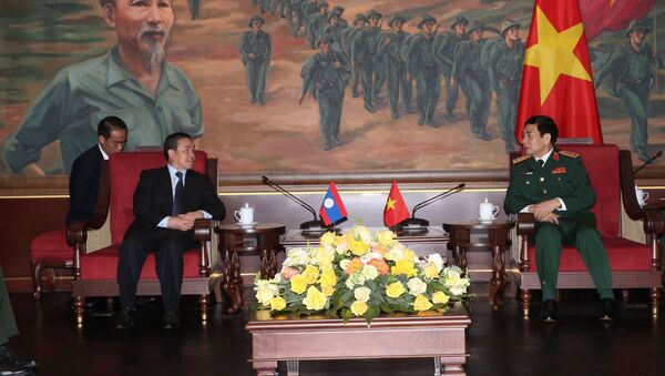 Thượng tướng Phan Văn Giang tiếp Đại sứ Lào tại Việt Nam Sengphet Houngboungnuang. - Sputnik Việt Nam
