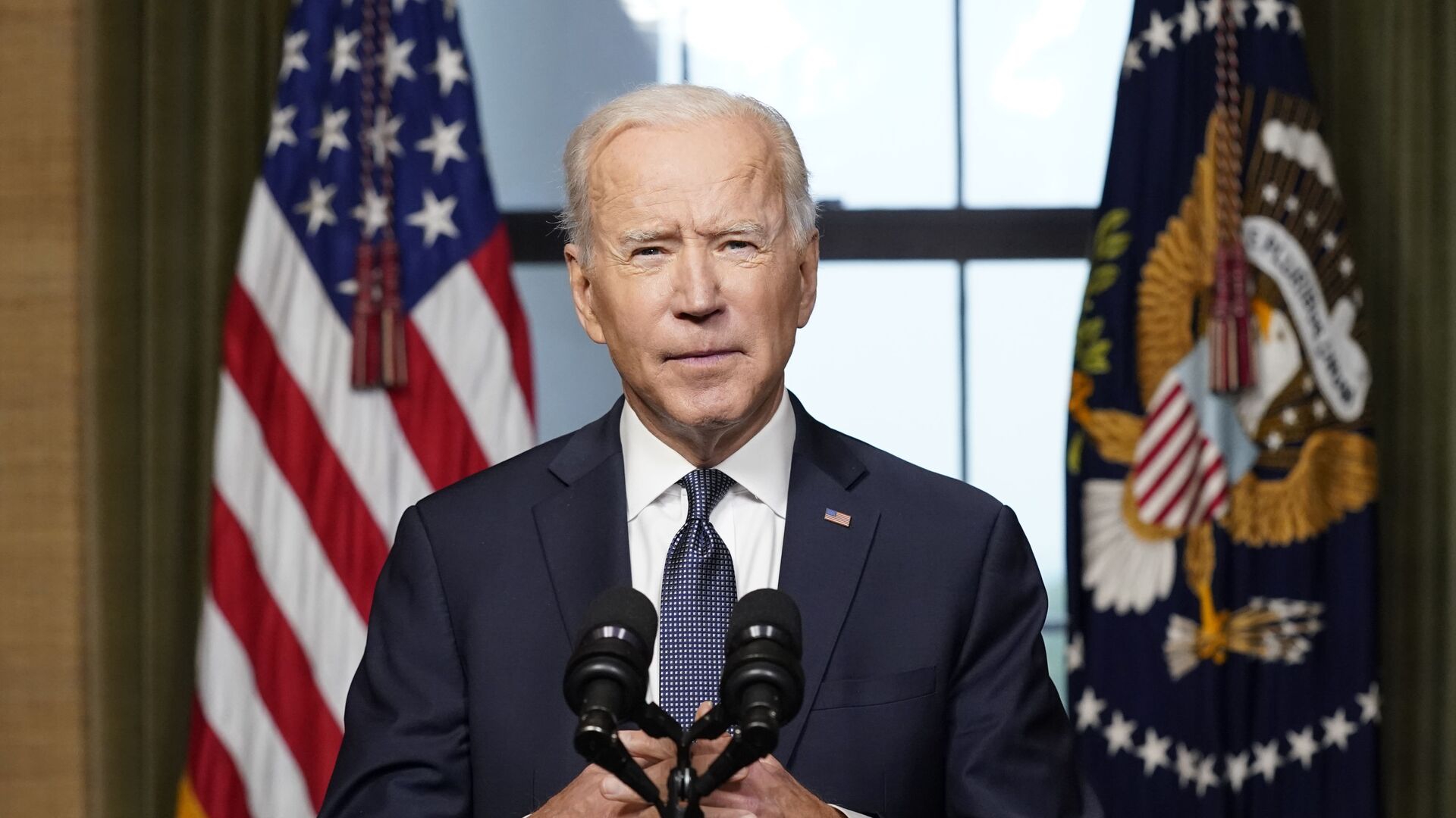 Tổng thống Joe Biden phát biểu từ Phòng Hiệp ước ở Nhà Trắng vào Thứ Tư, ngày 14 tháng 4 năm 2021, về việc rút phần còn lại của Hoa Kỳ. quân đội từ Afghanistan. - Sputnik Việt Nam, 1920, 15.04.2021
