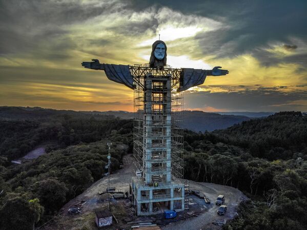 Xây dựng bức tượng Chúa Giêsu Kitô ở thành phố Encantado, Brazil - Sputnik Việt Nam