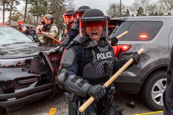 Cảnh sát đụng độ người biểu tình ở Minneapolis, Mỹ - Sputnik Việt Nam
