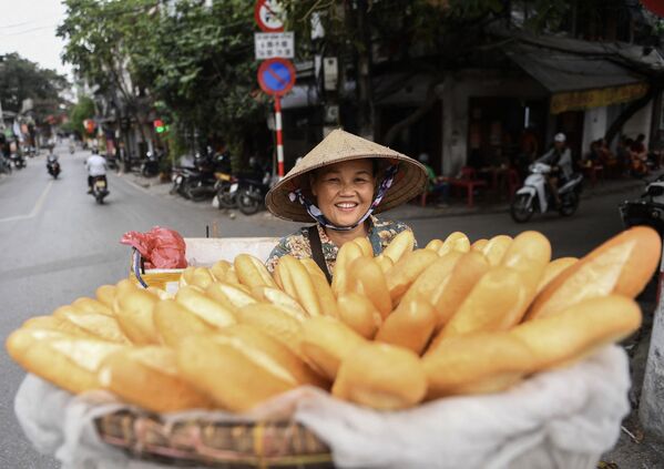 Người bán rong bánh mì trên đường phố Hà Nội, Việt Nam - Sputnik Việt Nam