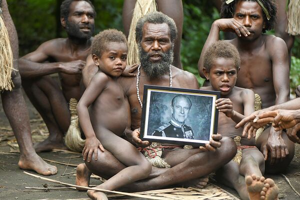 Trưởng bộ tộc Yakel với bức chân dung Hoàng thân Philip ở Vanuatu - Sputnik Việt Nam