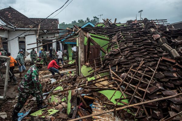 Binh lính Indonesia và người dân địa phương kiểm tra những ngôi nhà bị thiệt hại do động đất ở Malang - Sputnik Việt Nam