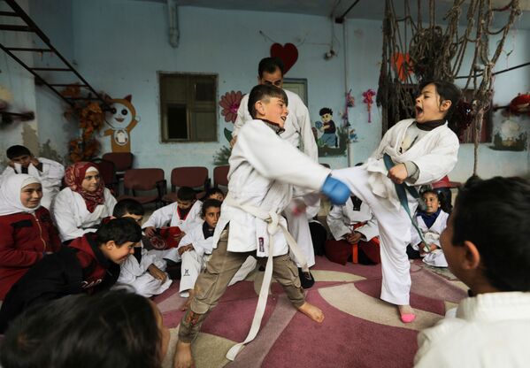 Trẻ em tại lớp học võ thuật ở một ngôi làng Syria - Sputnik Việt Nam