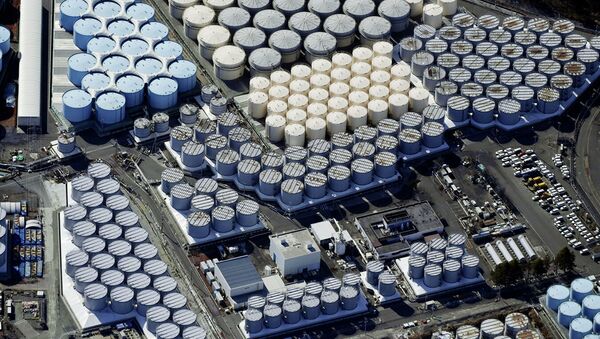 Bể chứa nước tinh khiết tại nhà máy điện hạt nhân Fukushima Daiichi ở thành phố Okuma, Nhật Bản. - Sputnik Việt Nam
