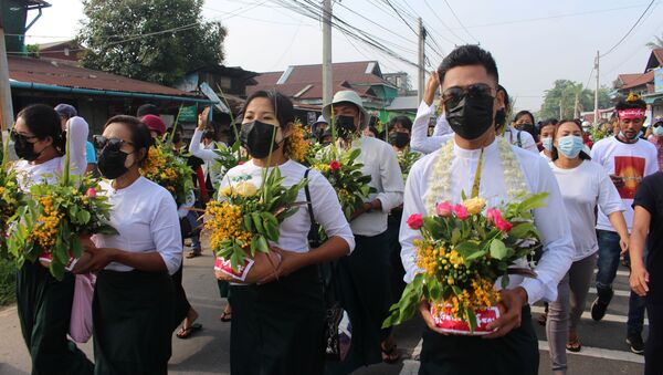 Những người tham gia lễ hội Thingyan ở Dawei phản đối cuộc đảo chính quân sự ở Myanmar. - Sputnik Việt Nam