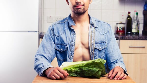  Người đàn ông gợi tình trong nhà bếp với món salad. - Sputnik Việt Nam