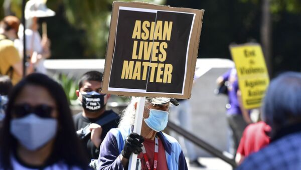 Các nhà hoạt động xã hội tại cuộc biểu tình chống kỳ thị người gốc Á ở Los Angeles. - Sputnik Việt Nam