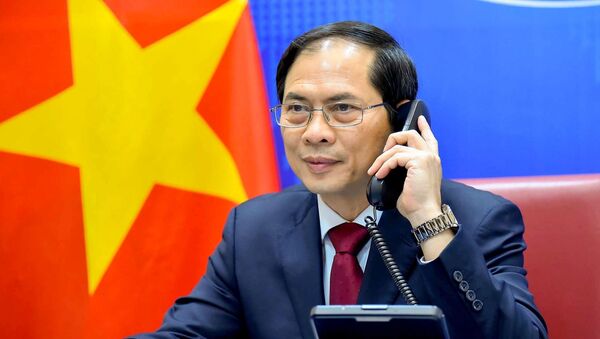 Ngày 16/4/2021, Bộ trưởng Ngoại giao Bùi Thanh Sơn đã điện đàm với Ủy viên Quốc vụ, Bộ trưởng Ngoại giao Trung Quốc Vương Nghị. - Sputnik Việt Nam