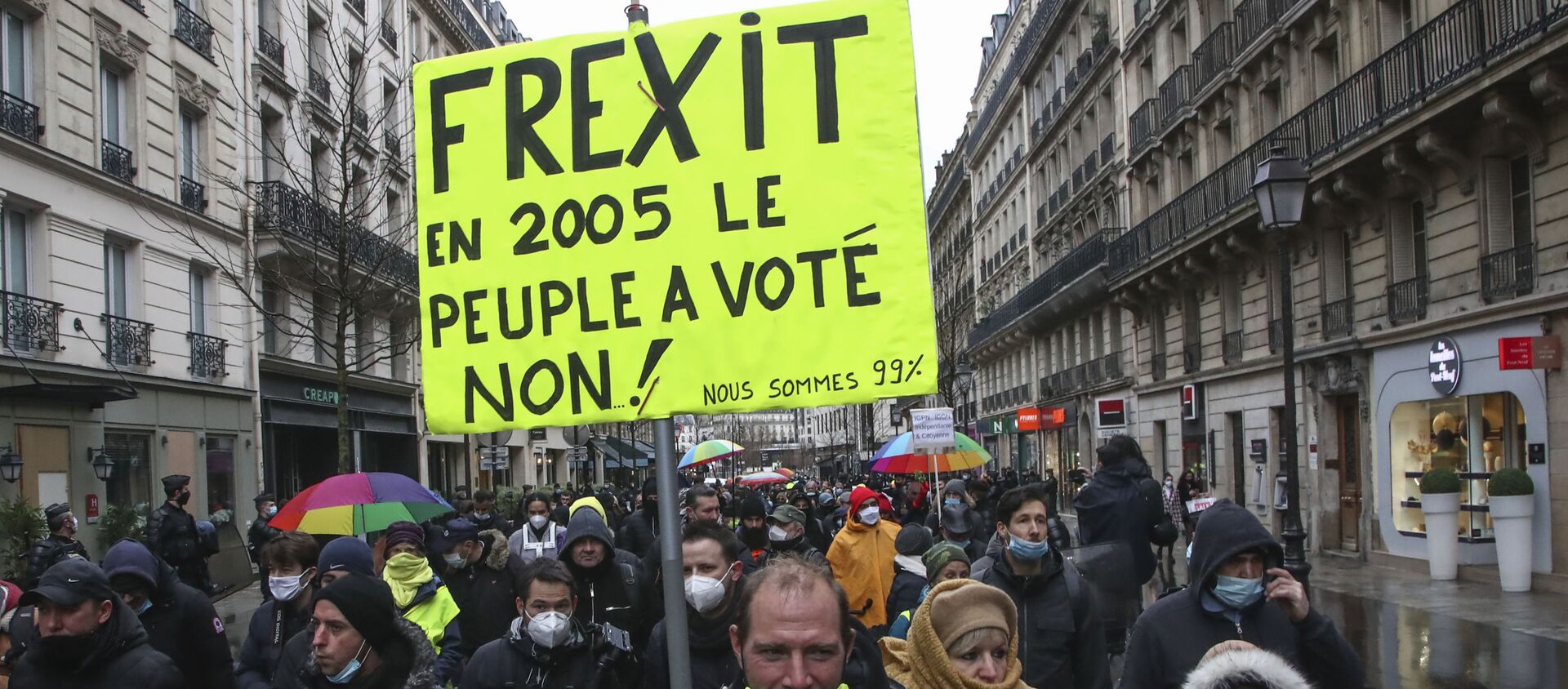 Người biểu tình cầm tấm áp phích có nội dung Frexit, năm 2005 mọi người đã bỏ phiếu chống lại việc này. - Sputnik Việt Nam, 1920, 18.04.2021