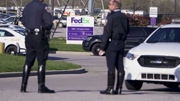 Cảnh sát tại hiện trường vụ xả súng hàng loạt bên ngoài công ty hậu cần FedEx ở Indianapolis - Sputnik Việt Nam