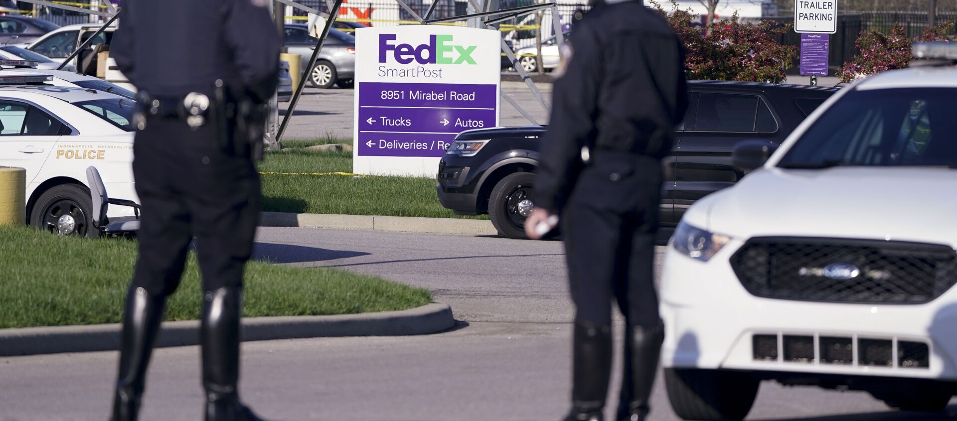 Cảnh sát tại hiện trường vụ xả súng hàng loạt bên ngoài công ty hậu cần FedEx ở Indianapolis - Sputnik Việt Nam, 1920, 18.04.2021