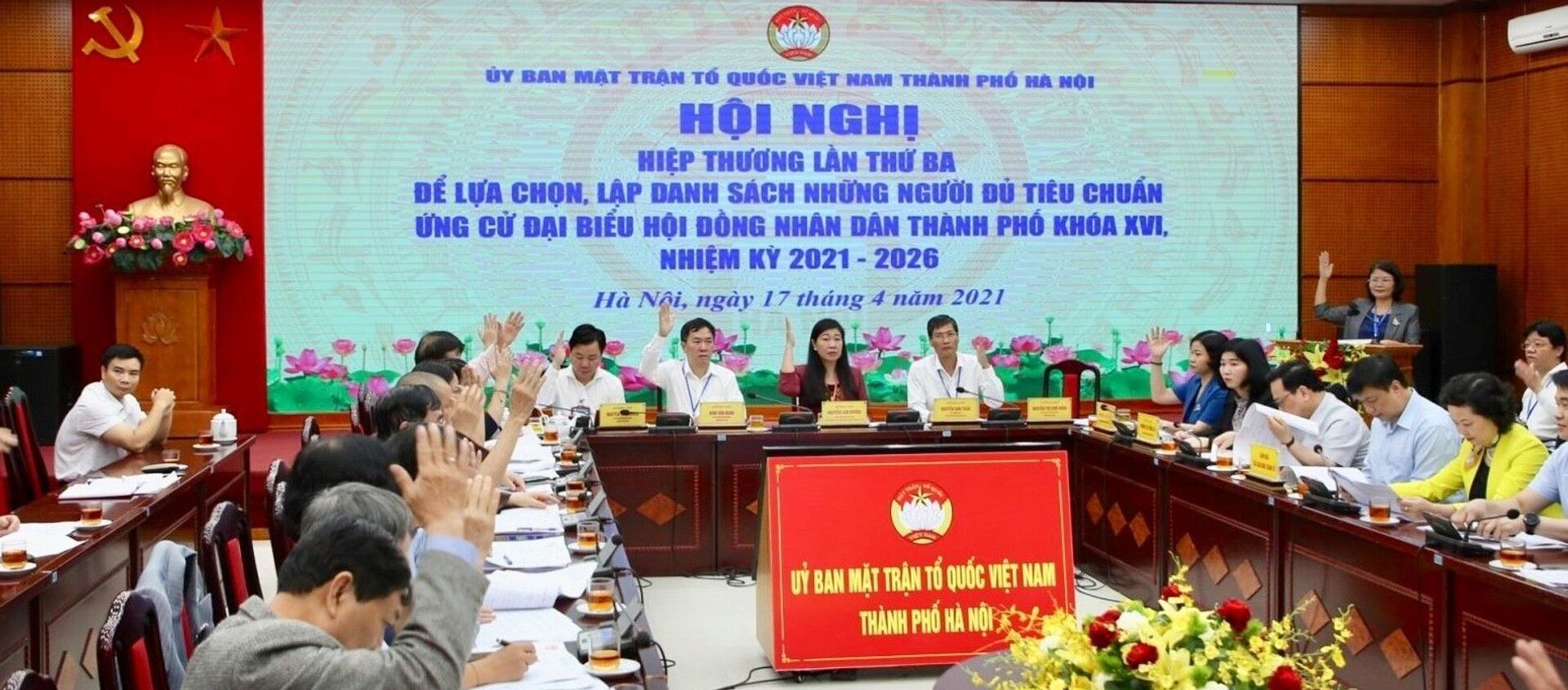 Các đại biểu giơ tay biểu quyết thống nhất danh sách chính thức 160 ứng cử viên đại biểu HĐND thành phố Hà Nội khóa XVI - Sputnik Việt Nam, 1920, 18.04.2021