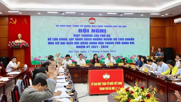 Các đại biểu giơ tay biểu quyết thống nhất danh sách chính thức 160 ứng cử viên đại biểu HĐND thành phố Hà Nội khóa XVI - Sputnik Việt Nam