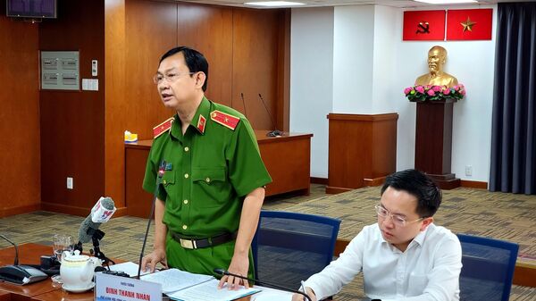 Thiếu tướng Đinh Thanh Nhàn, Phó Giám đốc Công an Thành phố Hồ Chí Minh thông tin tại buổi họp báo - Sputnik Việt Nam