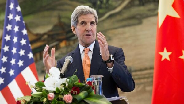 Ngoại trưởng Hoa Kỳ John Kerry phát biểu trong cuộc họp báo chung sau cuộc họp với Bộ trưởng Ngoại giao Trung Quốc Vương Nghị tại Bộ Ngoại giao ở Bắc Kinh, Trung Quốc ngày 16 tháng 5 năm 2015 - Sputnik Việt Nam