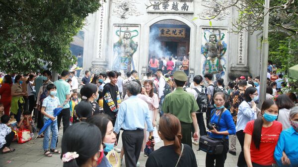 Hương khói nghi ngút ở đền Hùng - Sputnik Việt Nam