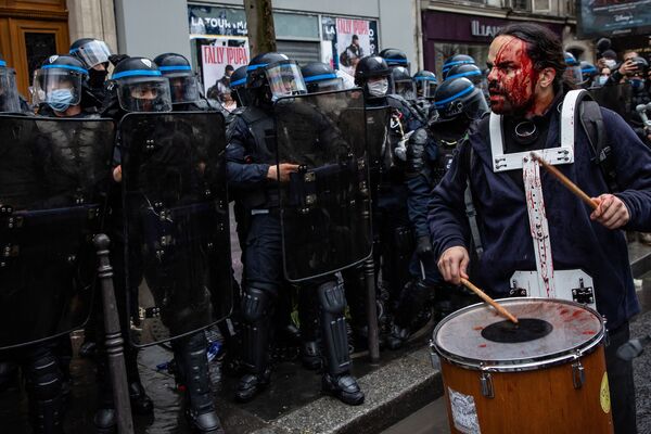 Ảnh “Cuộc biểu tình tại Paris phản đối Dự luật An ninh Toàn cầu” của nhiếp ảnh gia Pháp Aurélien Morissard, được đánh giá cao tại All About Photo Awards 2021 - Sputnik Việt Nam