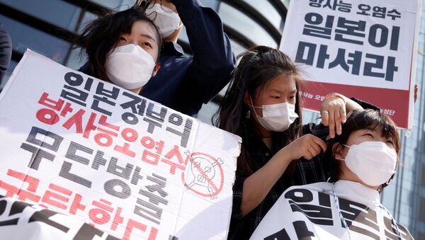 Sinh viên Hàn Quốc biểu tình trước Đại sứ quán Nhật Bản ở Seoul. - Sputnik Việt Nam