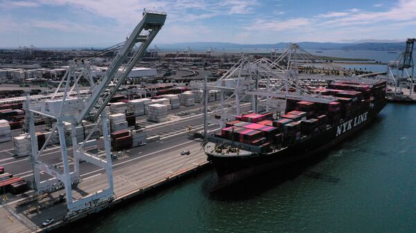 Tàu chở hàng ở cảng Oakland, California. - Sputnik Việt Nam