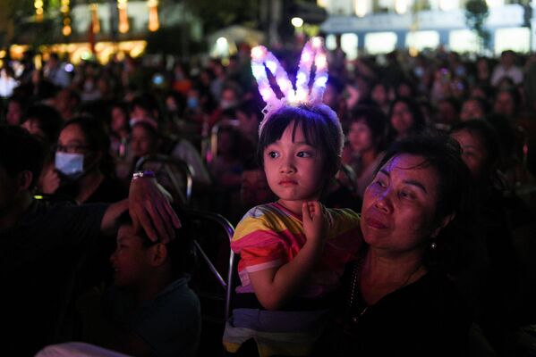 Người dân xem chương trình ca nhạc trong Ngày giỗ Tổ Hùng Vương ở Việt Nam - Sputnik Việt Nam