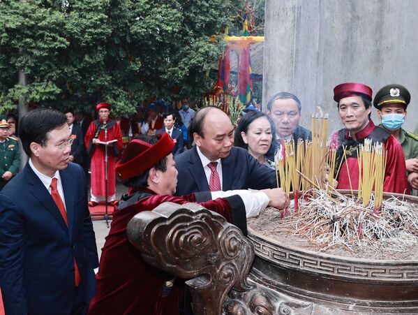 Chủ tịch nước Nguyễn Xuân Phúc và các đồng chí lãnh đạo Đảng, Nhà nước dâng hương tại điện Kính Thiên (đền Thượng) - Sputnik Việt Nam