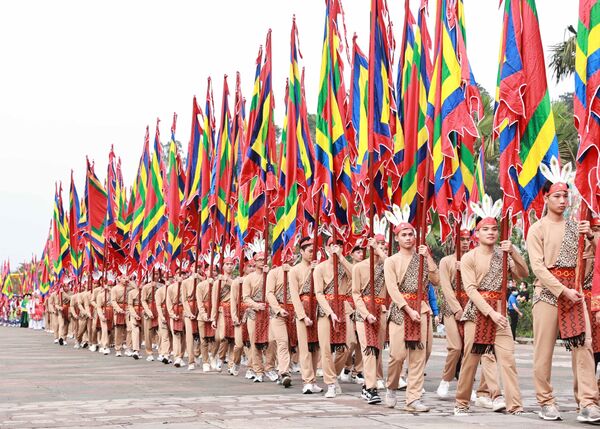 100 thanh niên tượng trưng cho con Lạc, cháu Hồng trong trang phục cổ, tay giương cao cờ hội, thể hiện sức sống mãnh liệt của dòng giống Tiên Rồng - Sputnik Việt Nam