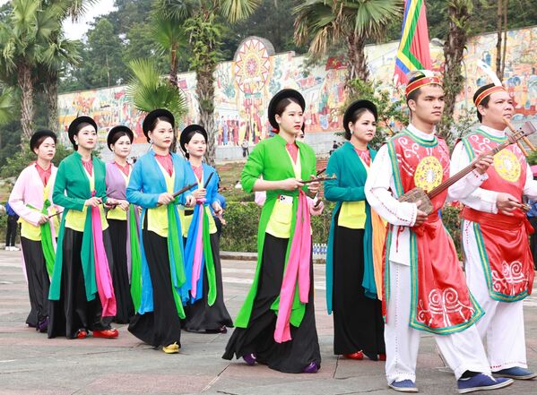 Đoàn rước kiệu dâng lễ vật hương, hoa, bánh chưng, bánh giầy gắn liền với những truyền thuyết về vua Hùng - Sputnik Việt Nam