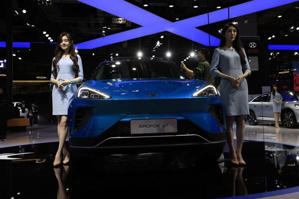 Những người quảng cáo tại Triển lãm ô tô quốc tế Thượng Hải lần thứ 19 - Sputnik Việt Nam
