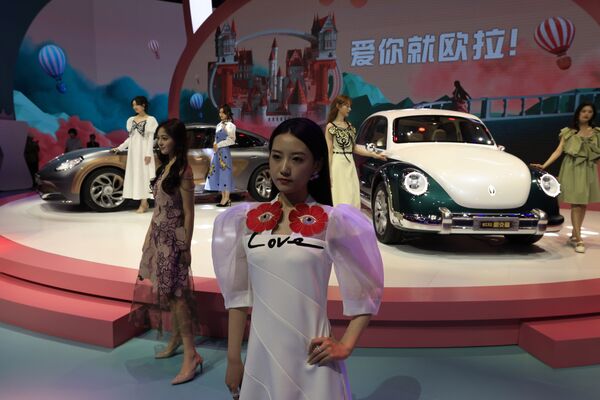 Người mẫu bên xe thương hiệu Ora của Trung Quốc tại Triển lãm ô tô quốc tế Thượng Hải lần thứ 19 - Sputnik Việt Nam