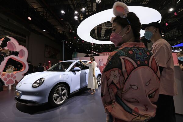 Người mẫu bên chiếc xe thương hiệu Ora của Trung Quốc tại Triển lãm ô tô quốc tế Thượng Hải lần thứ 19 - Sputnik Việt Nam